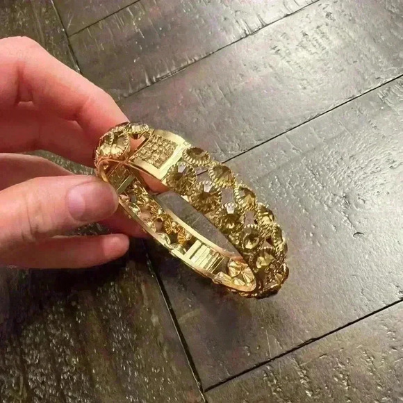 Costume jewelry gold  bracelet BRAND NEW - Picture 1 of 3